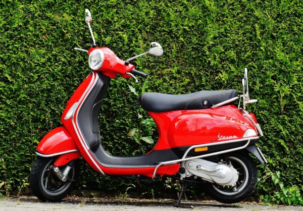 vespa-roller-motor-scooter-cult-159192-159192.jpg